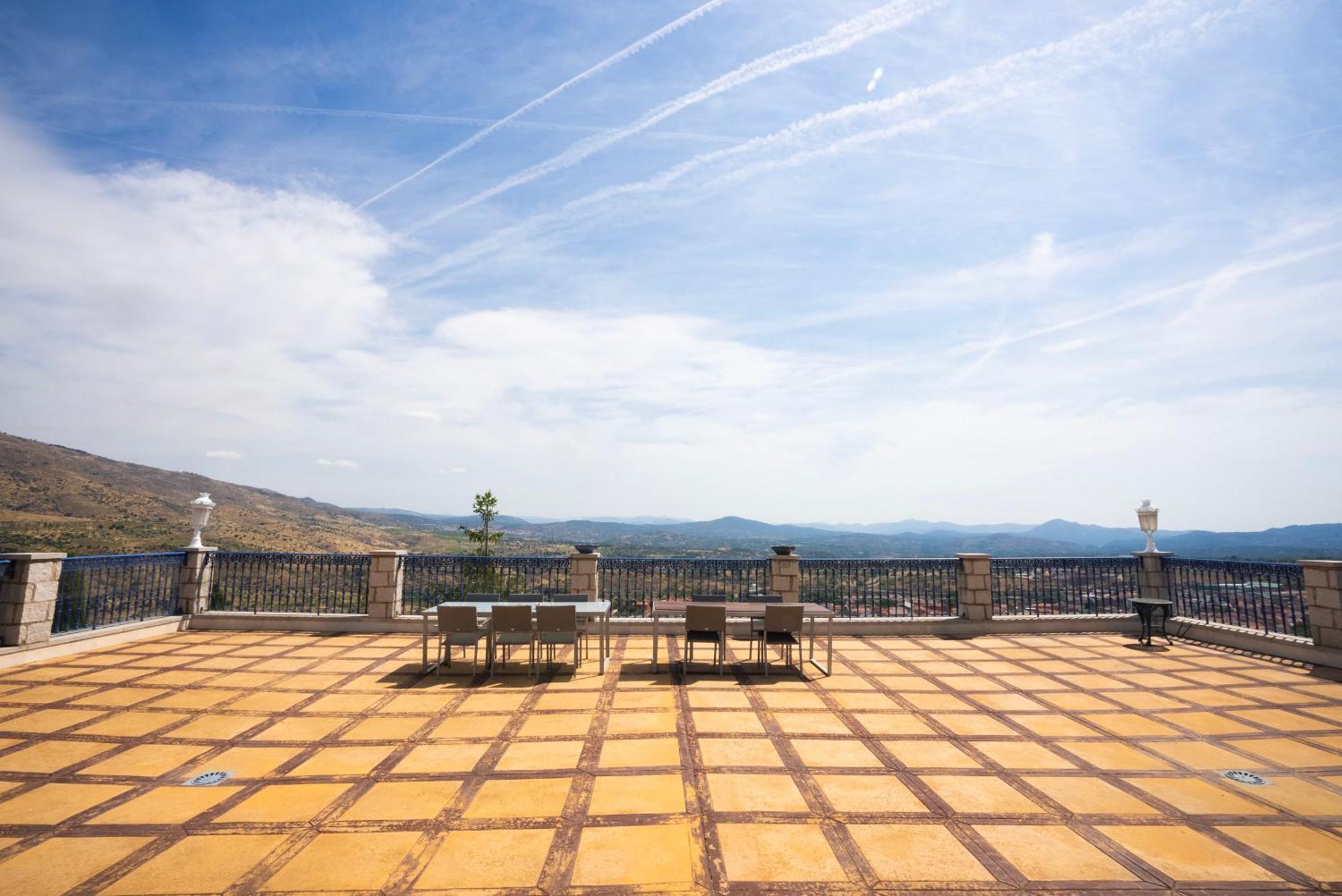 Mansion Con Jacuzzi A 40 Grados, Gran Piscina Y Padel Villa El Tiemblo Exterior photo